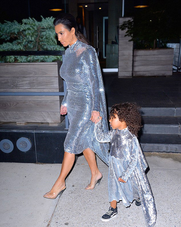 Η Κιμ Καρντάσιαν έντυσε τον εαυτό της και την κόρη της ντίσκο μπάλα και βγήκαν έξω