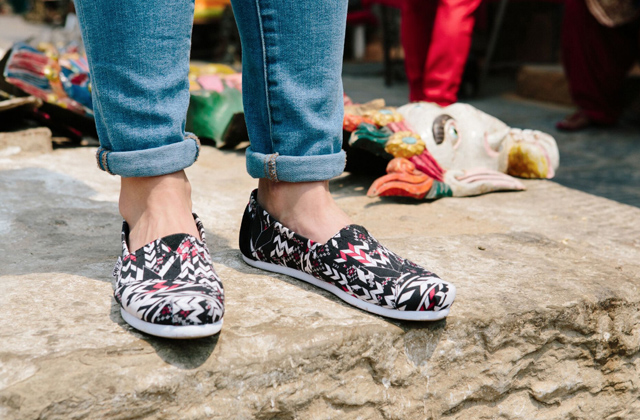 Η TOMS ενώνει δυνάμεις με τον ταλαντούχο σχεδιαστή μόδας Prabal Gurung σε μια limited συλλογή εμπνευσμένη από τη γενέτειρα και πηγή έμπνευσής του, το Νεπάλ.