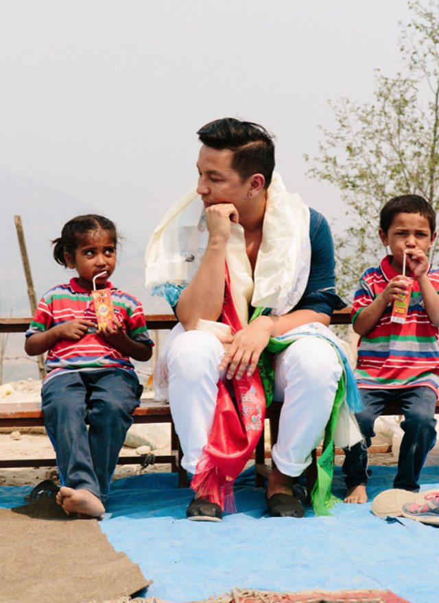 Η TOMS ενώνει δυνάμεις με τον ταλαντούχο σχεδιαστή μόδας Prabal Gurung σε μια limited συλλογή εμπνευσμένη από τη γενέτειρα και πηγή έμπνευσής του, το Νεπάλ.