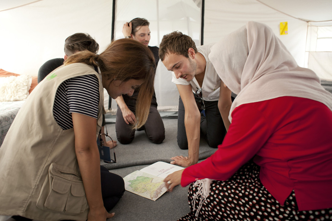 Οι Tom, Ed και Elliott συναντούν την Jamila από το Αφγανιστάν στη σκηνή της, στο στρατόπεδο της Φιλιπιάδας με ανοιχτό ένα χάρτη της Γερμανίας όπου ελπίζει να ξανασυναντηθεί με το σύζυγό της και τα δυο τους παιδιά