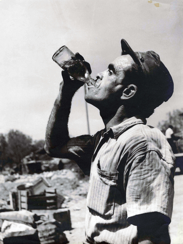 Σπάνιες φωτογραφίες από τα εργοστάσια και τους ανθρώπους της βιομηχανικής πόλης εκτίθενται στα Αισχύλεια Ελευσίνα, βιομηχανία, Παλαιό Ελαιουργείο Ελευσίνας, έκθεση, φωτογραφίες, Αισχύλεια