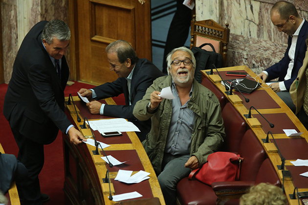 Έβρεξε φυλλάδια στα έδρανα της Βουλής Έβρεξε φυλλάδια στα έδρανα της Βουλής