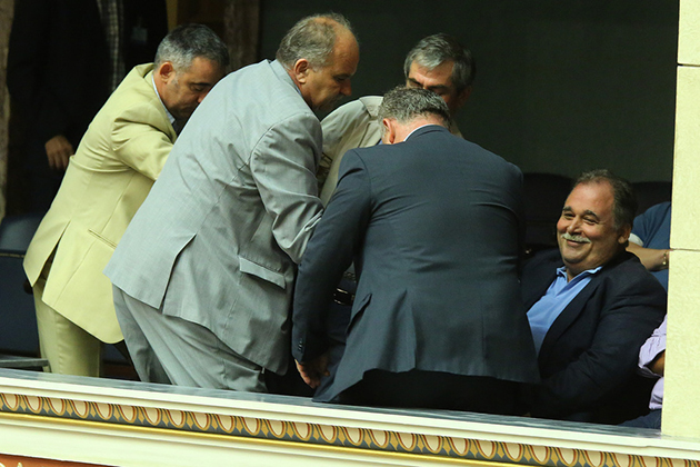 Έβρεξε φυλλάδια στα έδρανα της Βουλής Έβρεξε φυλλάδια στα έδρανα της Βουλής