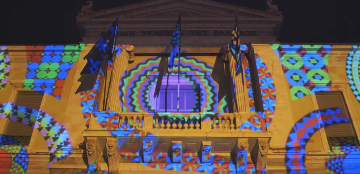 Η πρόσοψη της Εθνικής Τράπεζας μεταμορφώθηκε σε έργο τέχνης Η πρόσοψη της Εθνικής Τράπεζας μεταμορφώθηκε σε έργο τέχνης