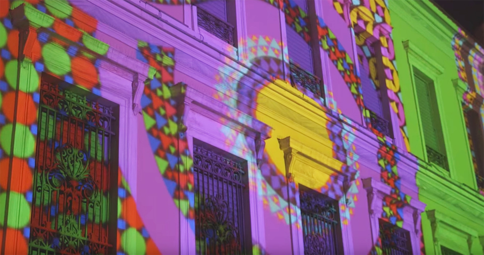 Η πρόσοψη της Εθνικής Τράπεζας μεταμορφώθηκε σε έργο τέχνης Η πρόσοψη της Εθνικής Τράπεζας μεταμορφώθηκε σε έργο τέχνης