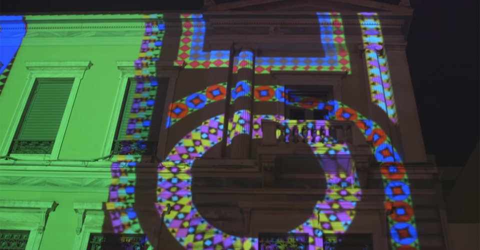 Η πρόσοψη της Εθνικής Τράπεζας μεταμορφώθηκε σε έργο τέχνης Η πρόσοψη της Εθνικής Τράπεζας μεταμορφώθηκε σε έργο τέχνης