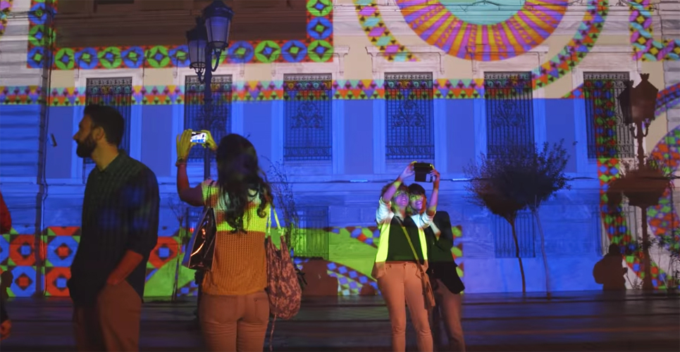 Η πρόσοψη της Εθνικής Τράπεζας μεταμορφώθηκε σε έργο τέχνης Η πρόσοψη της Εθνικής Τράπεζας μεταμορφώθηκε σε έργο τέχνης