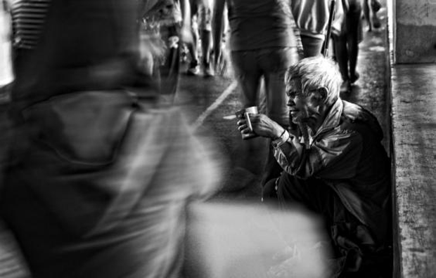 Baguio City, Philippines «Alms». Arman Barbuco / Photocrowd.com