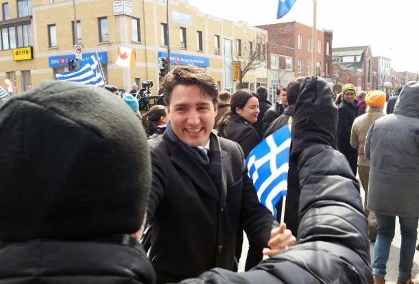 Ο Justin Trudeau, πρωθυπουργός του Καναδά, με το σημαιάκι του στην παρέλαση των ομογενών στο Μόντρεαλ, την 25η Μαρτίου του 2016. 