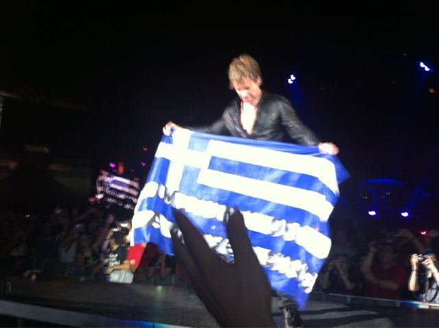 Ο Jon Bon Jovi, τον Ιούλιο του 2011, ευχαριστεί τους δεκάδες χιλιάδες Έλληνες φαν του με τον τρόπο του. 