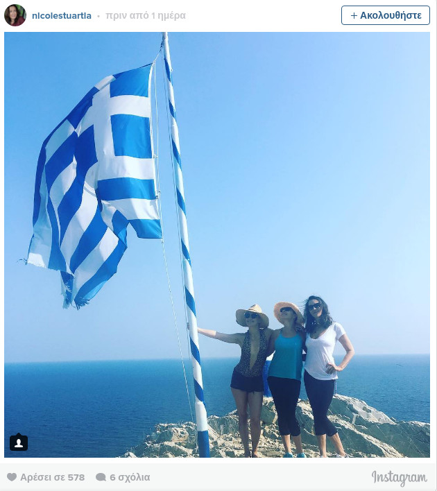 Η Kate Hudson με φίλες της το καλοκαίρι του 2016 στη Σκιάθο ετοιμάζονται για έπαρση σημαίας.