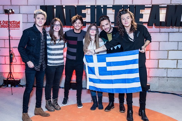 Οι One Direction το 2015, μετά από prive συναυλία τους στο Λονδίνο, ποζάρουν με Ελληνίδα φαν τους.
