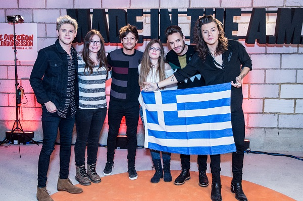 Οι One Direction το 2015, μετά από prive συναυλία τους στο Λονδίνο, ποζάρουν με Ελληνίδα φαν τους. Οι One Direction το 2015, μετά από prive συναυλία τους στο Λονδίνο, ποζάρουν με Ελληνίδα φαν τους.