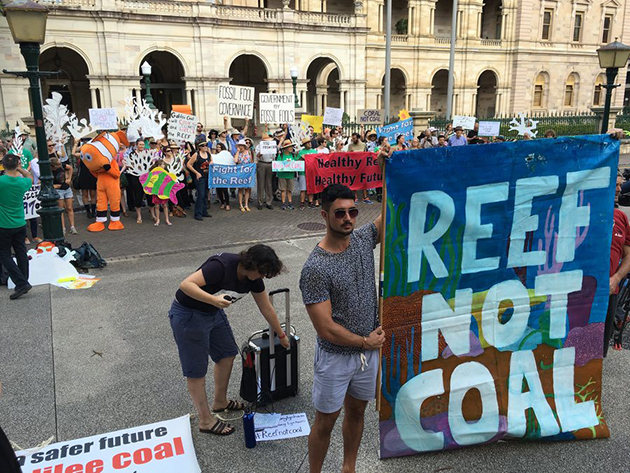 Διαμαρτυρία - Μεγάλος Κοραλλιογενής Ύφαλος