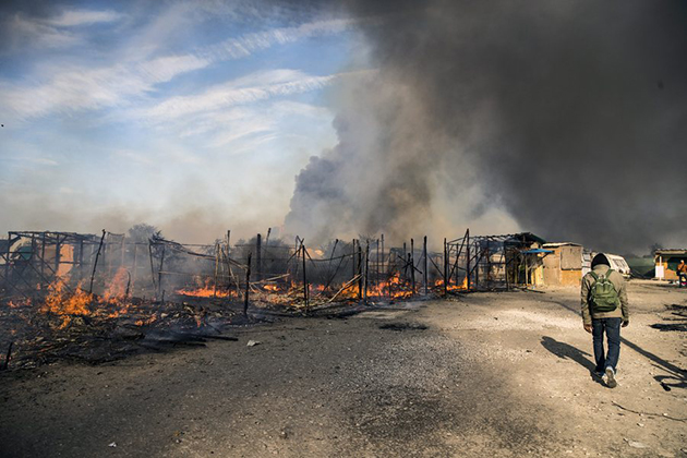 Φλέγεται η «Ζούγκλα» του Καλαί 
