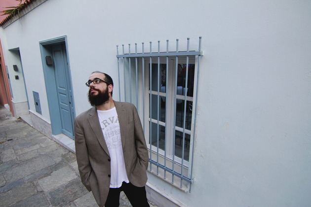 Άρης Ασπρούλης. Ο άνθρωπος πίσω από τις αγαπημένες σου παραστάσεις, Άρης Ασπρούλης, Young Lear, Ιολή Ανδρεάδη, συνέντευξη, θέατρο, θέατρο Θησείον, επικοινωνία