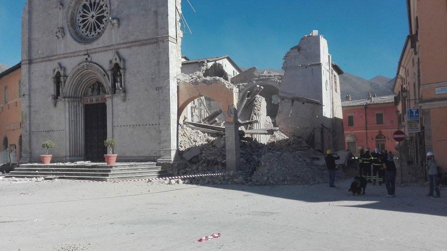 Καταστράφηκε ο καθεδρικός της Νόρσια - EPA/CLAUDIO SEBASTIANI