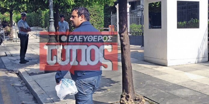 Ο Κύπριος δικηγόρος εντοπίστηκε στις 10 Οκτωβρίου να βγαίνει από την πλαϊνή είσοδο του Μεγάρου Μαξίμου, Ο Κύπριος δικηγόρος εντοπίστηκε στις 10 Οκτωβρίου να βγαίνει από την πλαϊνή είσοδο του Μεγάρου Μαξίμου,