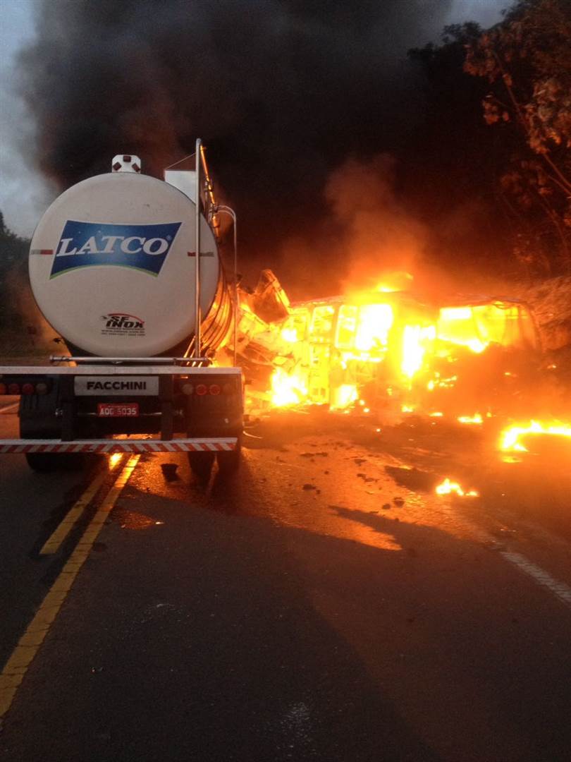  Κάηκαν 19 άνθρωποι σε σύγκρουση λεωφορείου με βυτιοφόρο (εικόνες)