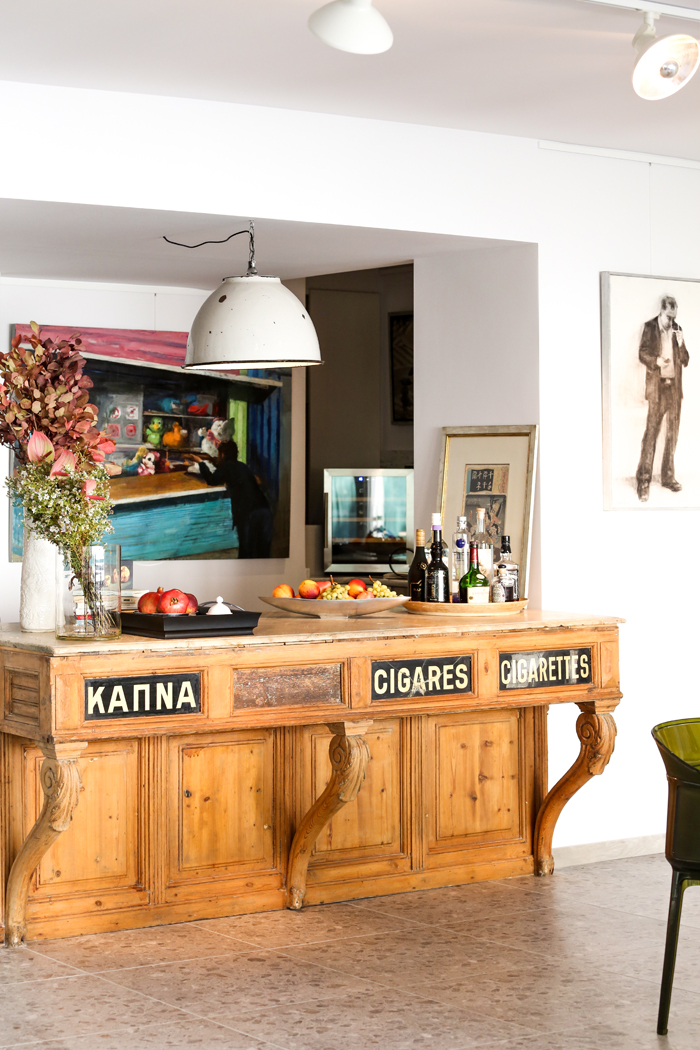  Δρύϊνος πάγκος καπνοπωλείου, πολύτιμο κατάλοιπο της δεκαετίας του '30 στην Αθήνα.