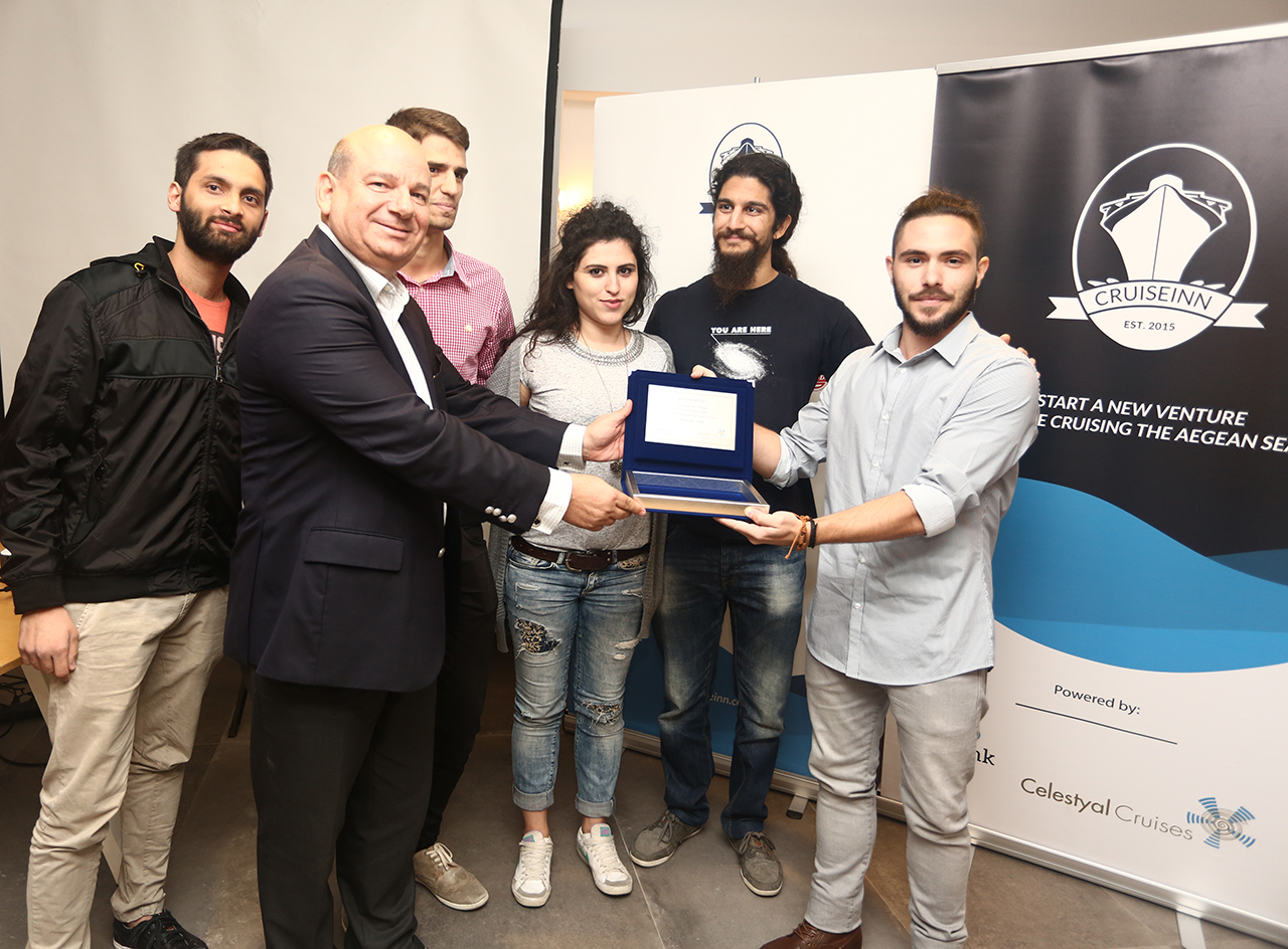 Οι νικητές Experience Box με τον διευθυντή Ξενοδοχειακών Λειτουργειών της Celestyal Cruises, Α. Οικονόμου