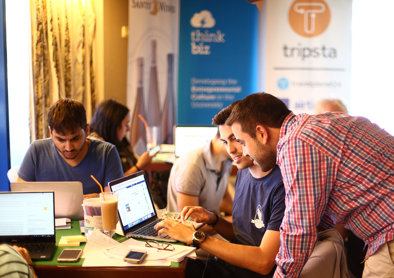 Ομάδες και μέντορες δουλεύουν εν πλω