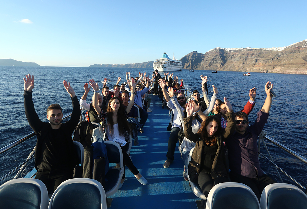 Οι επιχειρηματικές ομάδες επιβιβάζονται στην Σαντορίνη