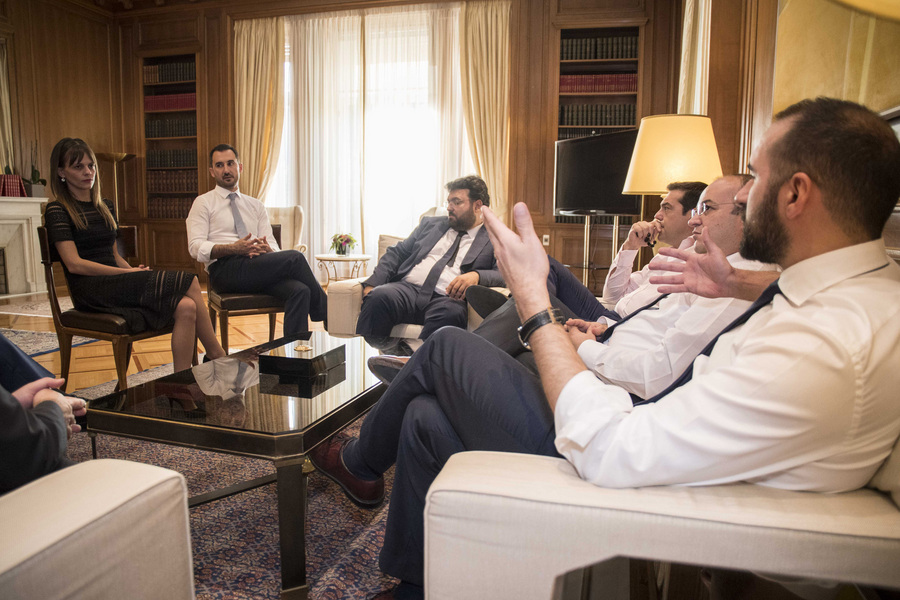 Ο Τσίπρας συναντήθηκε με τους νέους σε ηλικία υπουργούς Ο Τσίπρας συναντήθηκε με τους νέους σε ηλικία υπουργούς