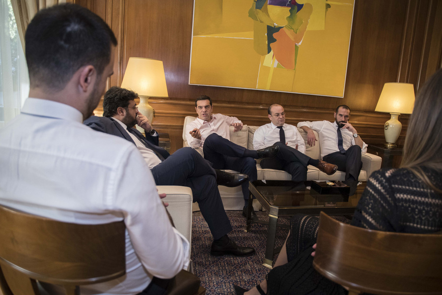 Ο Τσίπρας συναντήθηκε με τους νέους σε ηλικία υπουργούς Ο Τσίπρας συναντήθηκε με τους νέους σε ηλικία υπουργούς