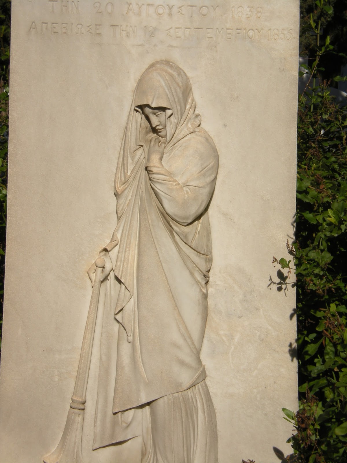 Δύο κυρίες μας ξεναγούν στο Πρώτο Νεκροταφείο