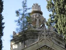 Δύο κυρίες μας ξεναγούν στο Πρώτο Νεκροταφείο