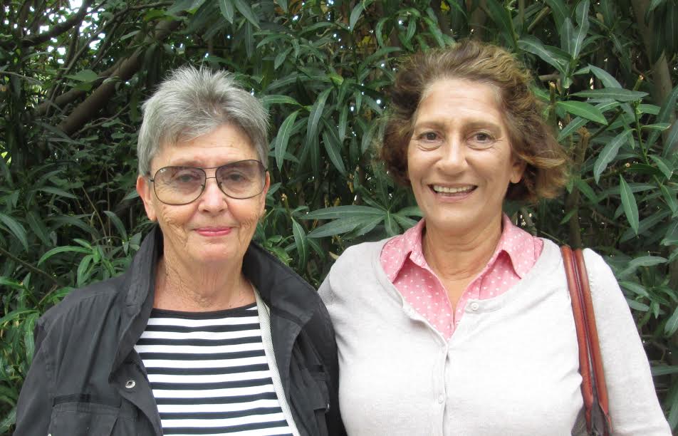 Δύο κυρίες μας ξεναγούν στο Πρώτο Νεκροταφείο