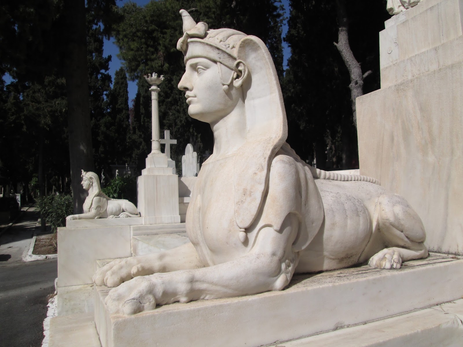 Δύο κυρίες μας ξεναγούν στο Πρώτο Νεκροταφείο