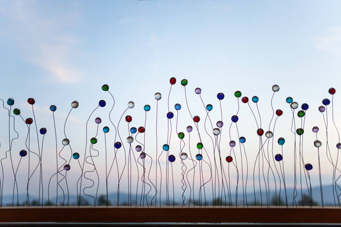 Σύνθεση από ατσαλόσυρμα και χρωματιστά γυαλάκια