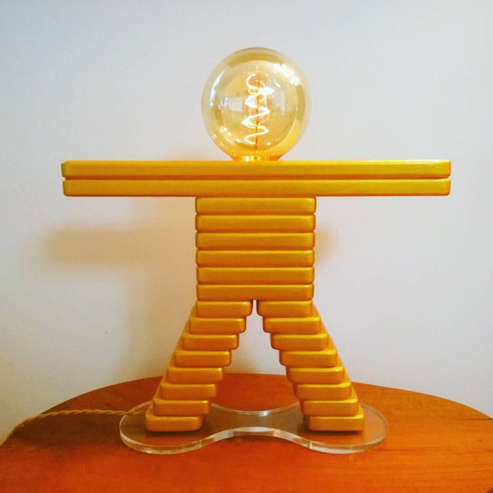 Ο χρυσός Lightman με λάμπα edison στο κεφάλι