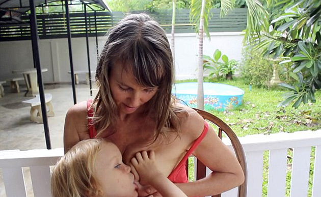 Βρετανή μαμά θηλάζει τον 4χρονο γιο της