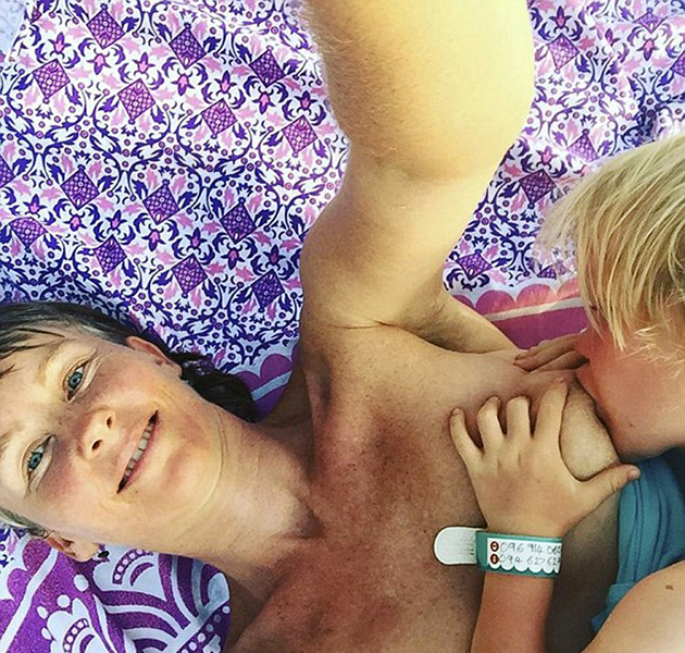 Βρετανή μαμά θηλάζει τον 4χρονο γιο της