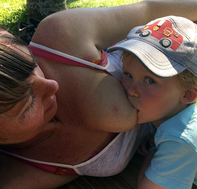 Βρετανή μαμά θηλάζει τον 4χρονο γιο της