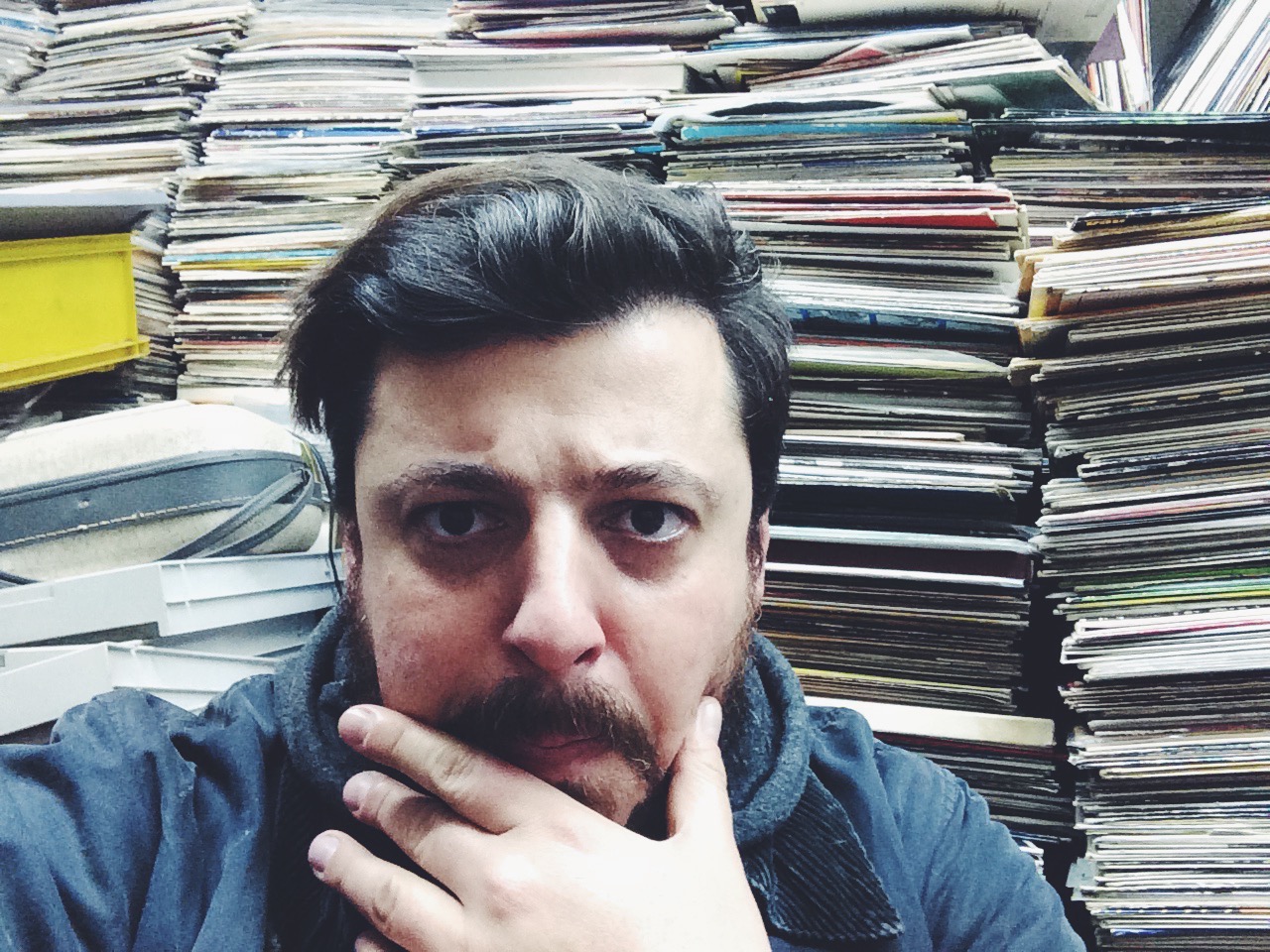 Ο άνθρωπος που έχει το σινγκλ του Βασίλη Λεβέντη εξομολογείται 