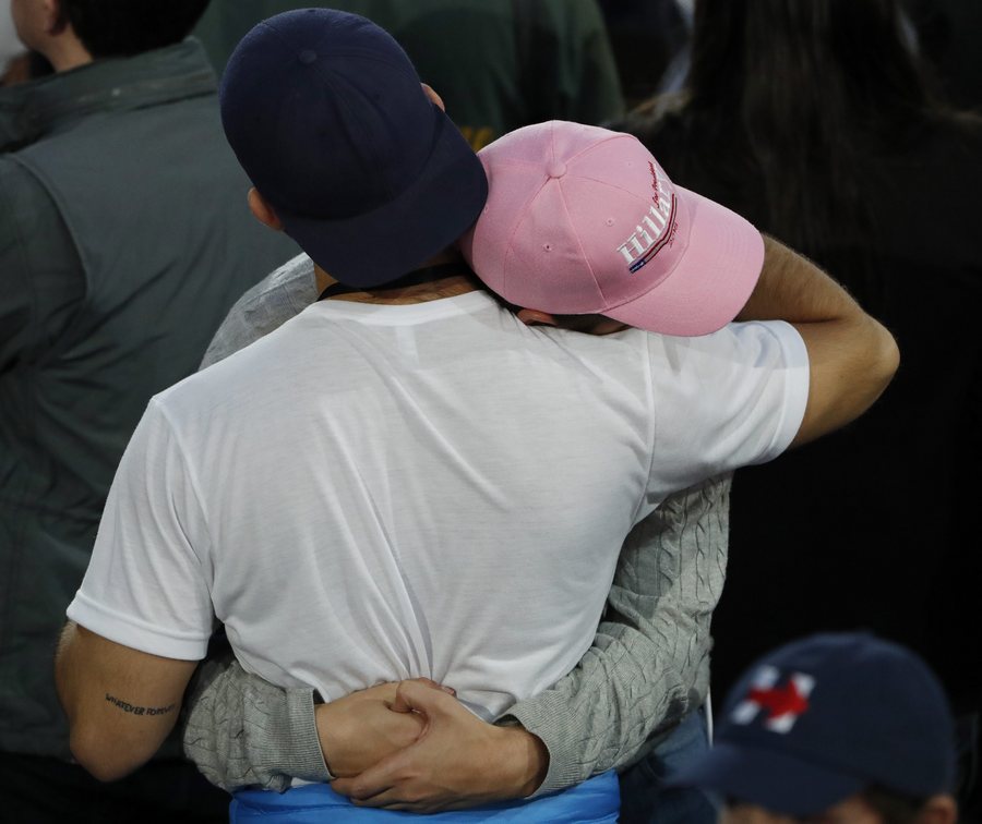 Δάκρυα και απόγνωση για τους υποστηρικτές της Χίλαρι Κλίντον