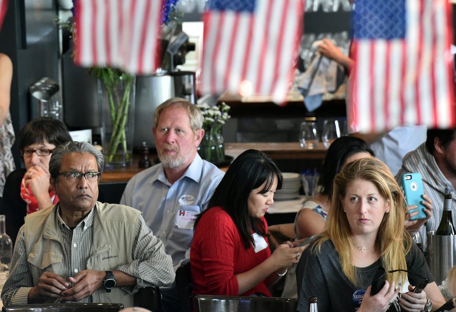 Δάκρυα και απόγνωση για τους υποστηρικτές της Χίλαρι Κλίντον