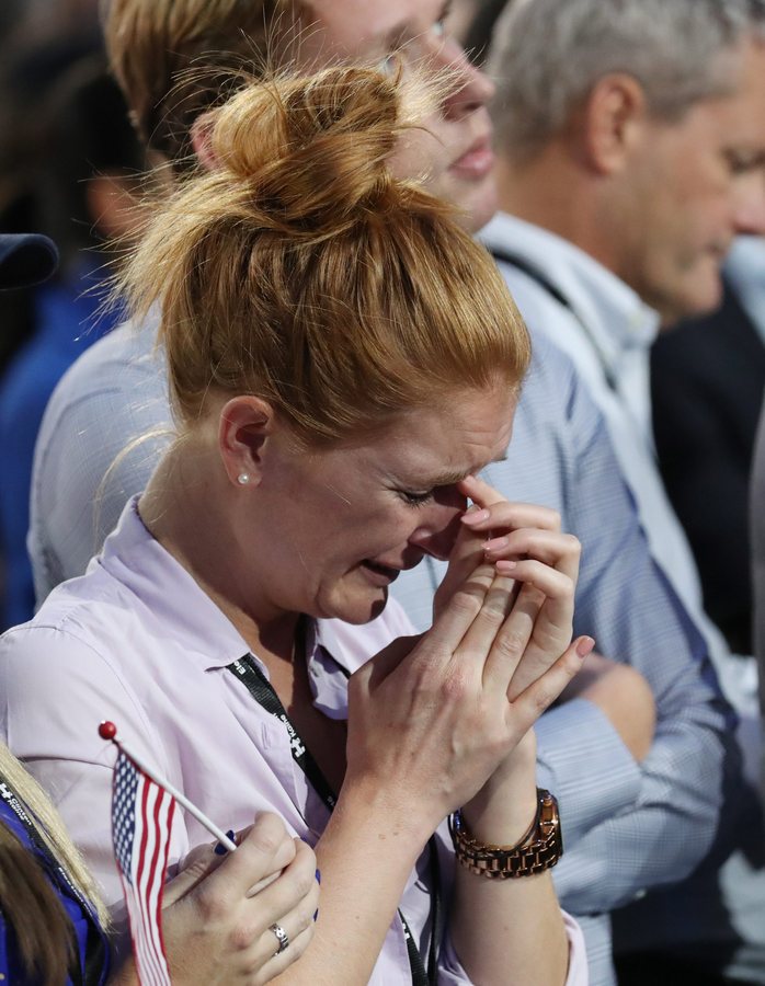 Δάκρυα και απόγνωση για τους υποστηρικτές της Χίλαρι Κλίντον