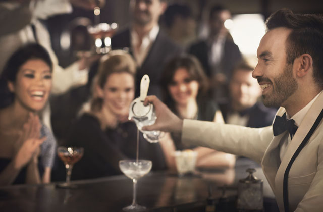 BARTENDER ΜΕ ΤΑΥΤΟΤΗΤΑ ΠΟΤΟΥ