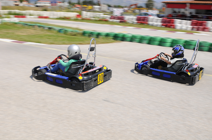 Μια κυρία σε πίστα καρτ Μια κυρία σε πίστα καρτ