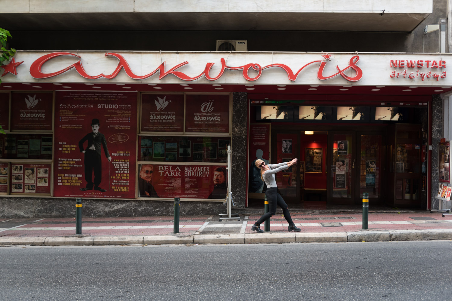 To θέατρο βρέθηκε. Να 'ναι καλά το "ΑΛΚΥΟΝΙΣ New Star Art Cinema". Εδώ καθημερινά θα δεις από αριστουργήματα του παγκόσμιου κινηματογράφου και πρωτοπόρες θεατρικές παραστάσεις μέχρι λογοτεχνικές βραδιές και μουσικά θεάματα. Θα μπουκάρω και ό,τι γίνει. 