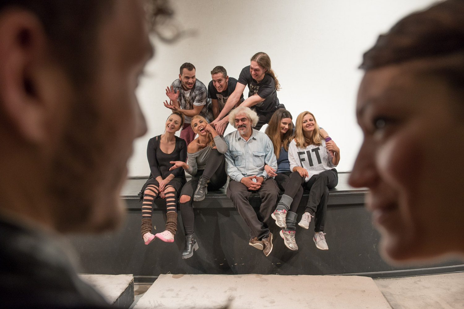 Ιδού και ο θίασος σύσσωμος. Νίκος Καραγιώργης, Φιλίτσα Καλογεράκου, Γιώργος Μοσκιού, Ορνέλα Λούτη, Χρήστος Μπαλτάς, Φώτης Βερνέζης, Άννα Κουκουλιάτρα και ο χορογράφος μας Ηλίας Μπαγεώργος. Με λατρεύουν, είναι πασιφανές. 