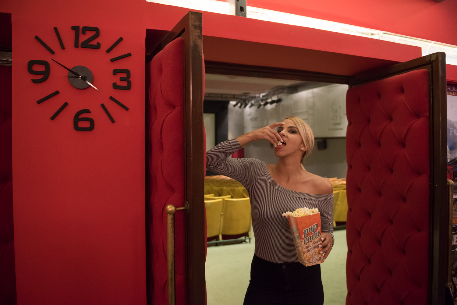 Μισό λεπτό, παιδιά, πριν ξεκινήσουμε να φάω κάτι να καρδαμώσω. 