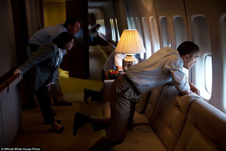  επιθεωρούν τη ζημιά που έκανε ο τυφώνας την Οκλαχόμα, λίγο πριν την προσγείωση