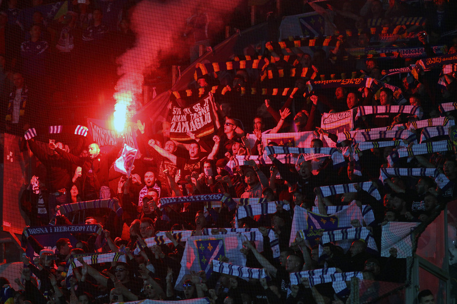 Φωτοβολίδες από Βόσνιους φιλάθλους