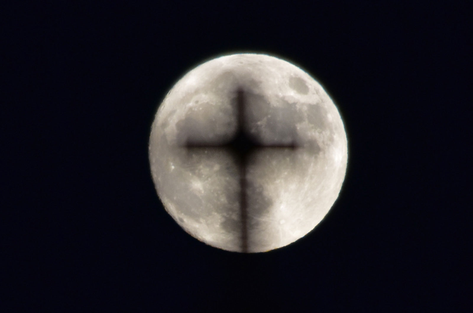 Μαγικές φωτογραφίες από το σπάνιο φαινόμενο Supermoon